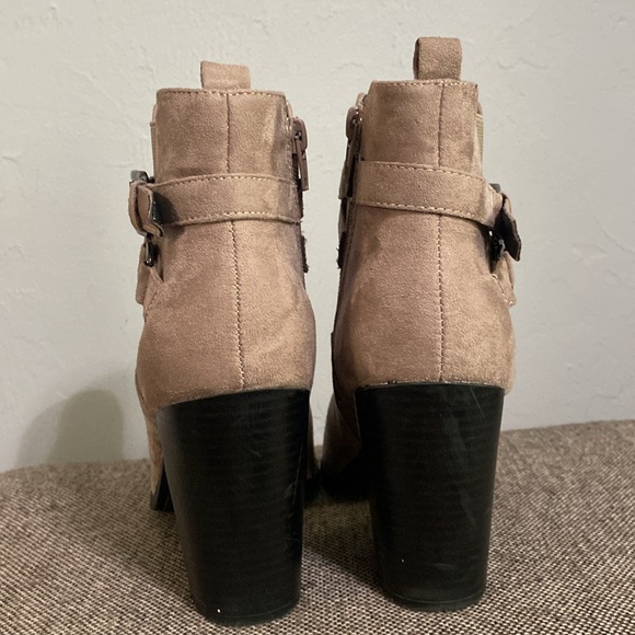 London Rag taupe colored peep toe, suede ankle boots, size 7. - Picture 4 of 13